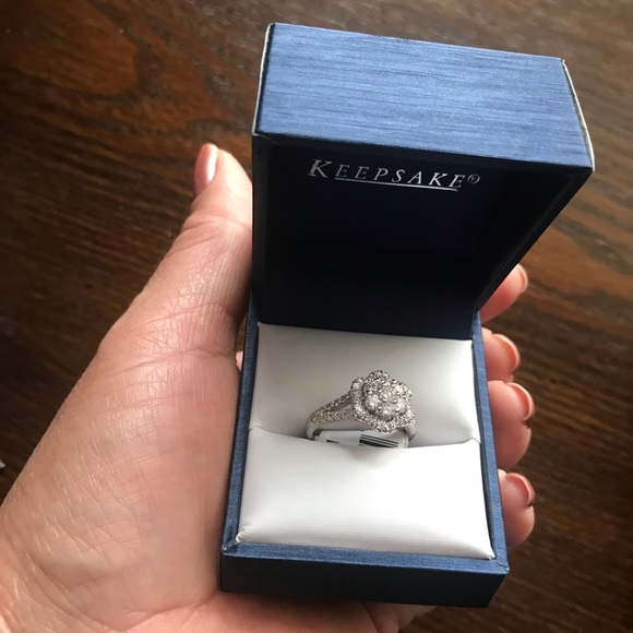 NWT Silver Beautiful Flower Ring - Picture 12 of 12